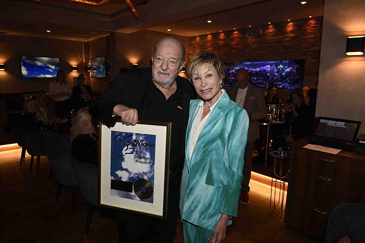 Ralph Siegel, Dr. Antje-Kathrin Kühnemann ersteigert goldene Schallplatte "Nicole - Ein Bisschen Frieden" für 17.000 Euro H‘UGO‘S LADIES LUNCH zugunsten von brotZeit e.V. im H‘ugo‘s Grünwald in München am 26.4.2022 ©Foto: Agency People Image (c) Michael Tinnefeld